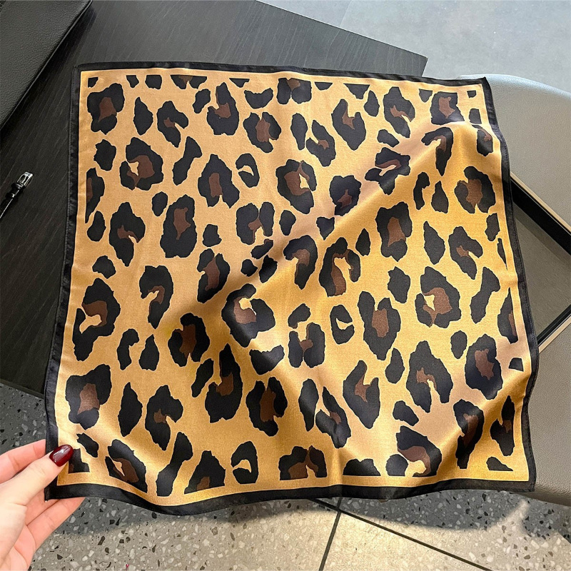 100% Silk Square Scarf Leopard - Face Scarf Mask recension och pris
